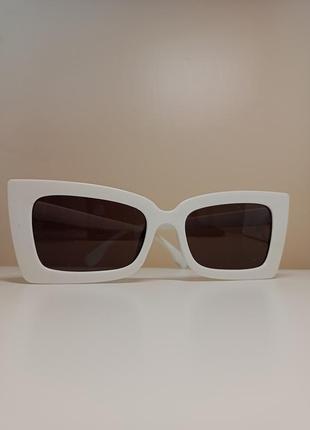 Сонцезахисні окуляри в білій оправі1 фото