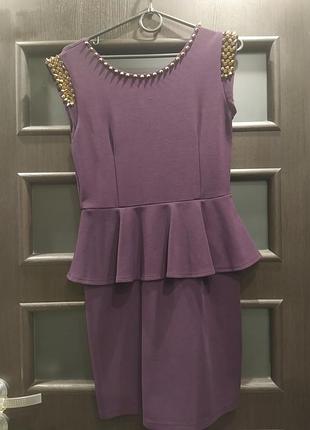 Фиолетовое платье с баской и заклепками