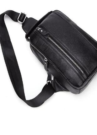 Удобная кожаная сумка-слинг с короткой ручкой1 фото