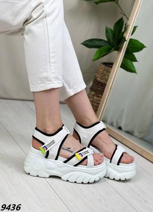 Босоніжки на платформі