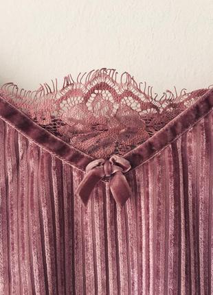 Бархатный пижамный топ с кружевной отделкой new look велюровая розовая майка для дома7 фото
