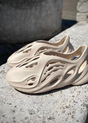 Летнее жанкие шлепанцы бежевые тапочки adidas foam runner бежевые женские шлепанцы adidas foam runner шлепки адидас