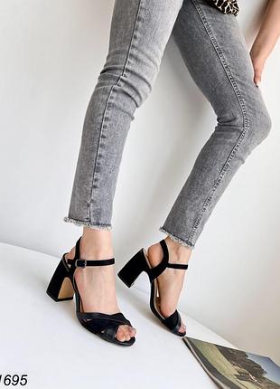 Жіночі чорні босоніжки на вихід