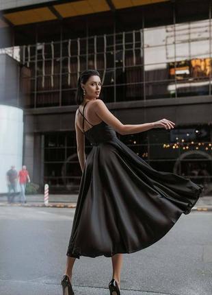 Платье миди атласное женское черное с корсетным лифом3 фото