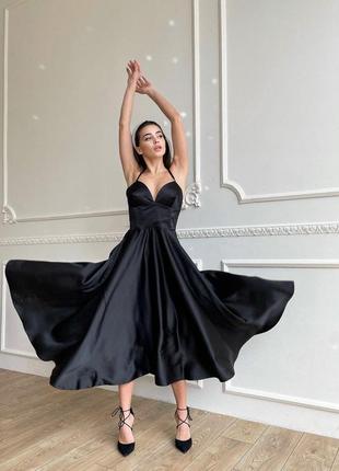 Платье миди атласное женское черное с корсетным лифом8 фото