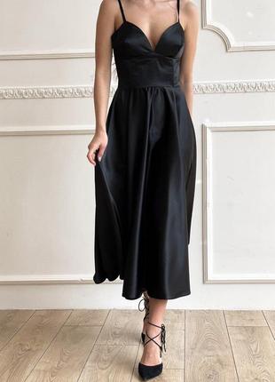 Платье миди атласное женское черное с корсетным лифом10 фото