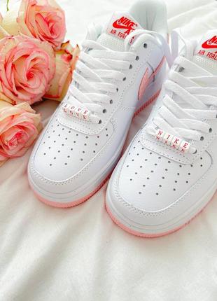 🩷nike air force 1 low жіночі чарівні брендові кросівочки найк білого кольору з рожевим женские прекрасные кроссовки белые розовая подошва демисезон