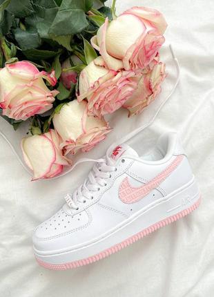 🩷nike air force 1 low жіночі чарівні брендові кросівочки найк білого кольору з рожевим женские прекрасные кроссовки белые розовая подошва демисезон5 фото