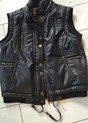 Жилетка чорна