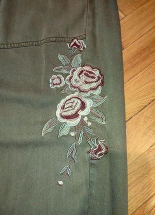 Качественные стильные штаны хаки с вышитым цветком2 фото
