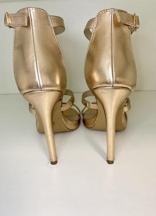 Босоножки на каблуке золотистые2 фото
