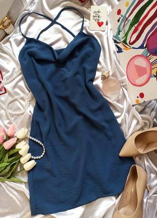 Платье с декольте и открытой спиной на бретелях синяя голубая мини жатка5 фото