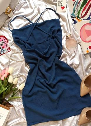 Платье с декольте и открытой спиной на бретелях синяя голубая мини жатка6 фото