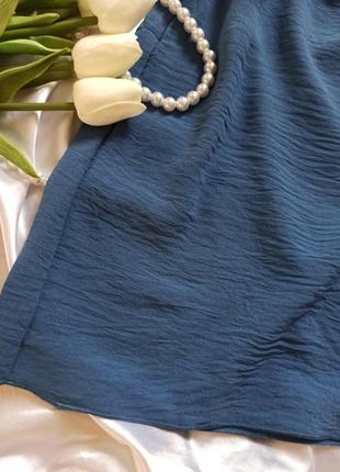 Платье с декольте и открытой спиной на бретелях синяя голубая мини жатка7 фото