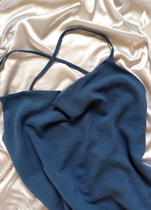 Платье с декольте и открытой спиной на бретелях синяя голубая мини жатка3 фото