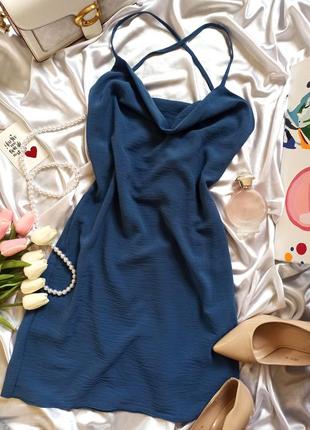 Платье с декольте и открытой спиной на бретелях синяя голубая мини жатка2 фото