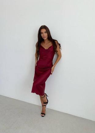 Бордова жіноча однотонна легка сукня-міді, що облягає по фігурі з шовку на тонких бретелях