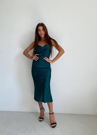 Зелена жіноча однотонна легка сукня-міді, що облягає по фігурі з шовку на тонких бретелях