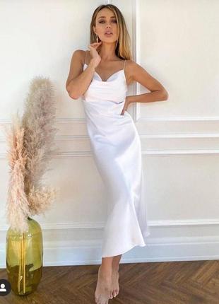 Біла жіноча однотонна легка сукня-міді, що облягає по фігурі з шовку на тонких бретелях