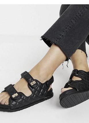 Стильные стеганные босоножки