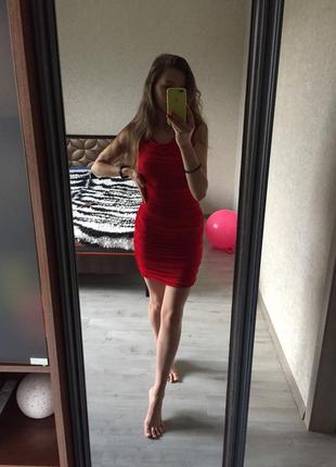 Красное платье по талии