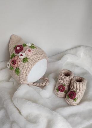 Handmade. шапочка, носочки, погремушка грызунок детский набор на семейный, крестины, подарок. мериносовая шерсть.4 фото