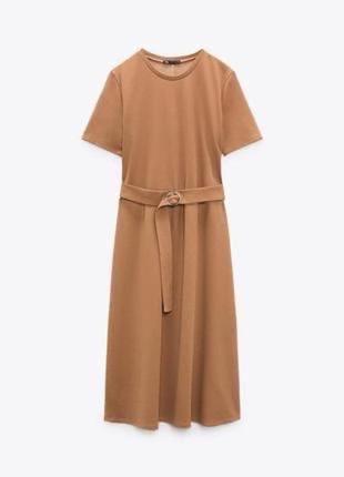 Платье zara с круглым вырезом и короткими рукавами.