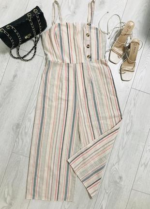 Легкий летний комбинезон на бретелях в полоску с укороченными брюками