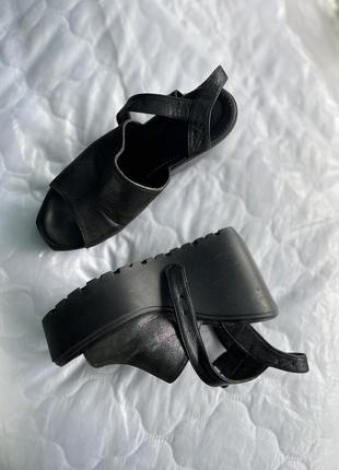 Шкіряні босоніжки на високій платформі