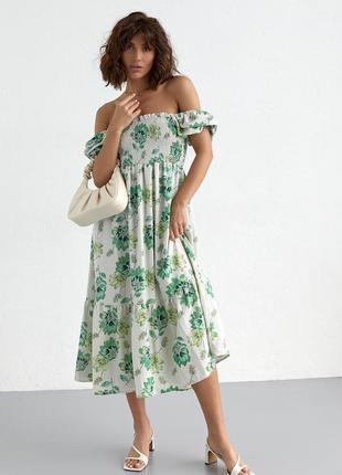 Летнее платье в цветочный узор с открытыми плечами8 фото