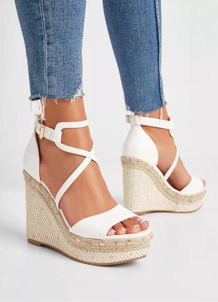 Босоніжки на танкетці, витончені, білі, 37.5-38