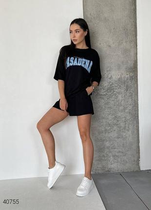 Жіночий костюм із шортами