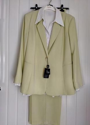 Кремовый брючный костюм большого размера.reglan