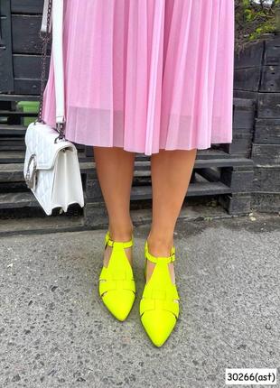 Натуральные, яркие стильные босоножки9 фото