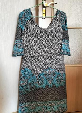 Платье с серо-голубым принтом