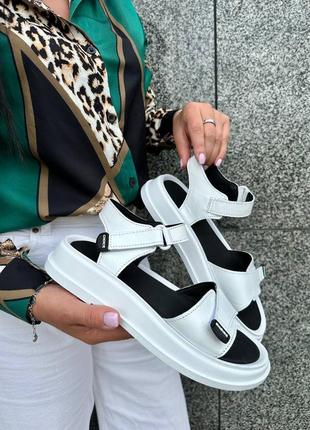 Белые базовые босоножки