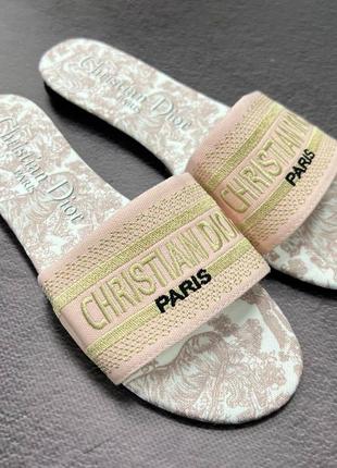 Женские шлепанцы текстильные классические в стиле christian dior светло-розовые3 фото
