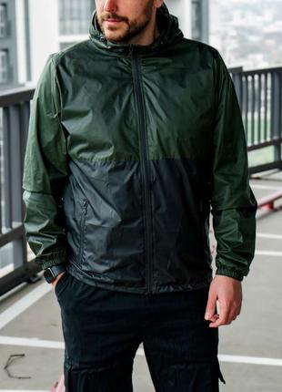 Мужская легкая весенняя водоотталкивающая куртка ветровка хаки с черным летняя курточка бомбер2 фото