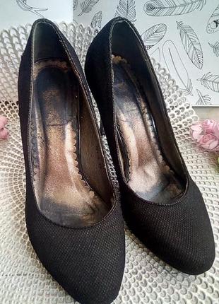 Туфли черные с серебристым мерцанием 39 размер стелька 25,4 см каблук 9 см