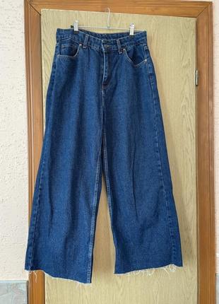 Плотные джинсы с необработанными штанишками1 фото