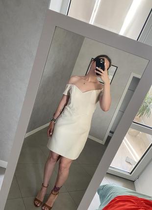 Сукня з гарною спинкою