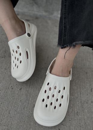 Женские кроксы молочного цвета