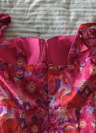 Нова!грайлива квіткова корсетна сукня – міні зі зборкою стяжкою/плаття pretty little thing7 фото