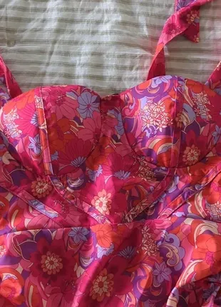 Нова!грайлива квіткова корсетна сукня – міні зі зборкою стяжкою/плаття pretty little thing8 фото