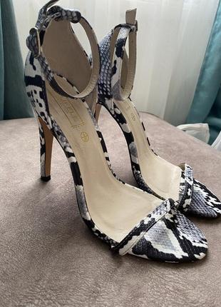 Босоніжки на підборах