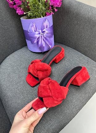 Красные замшевые шлепанцы на каблуке много цветов