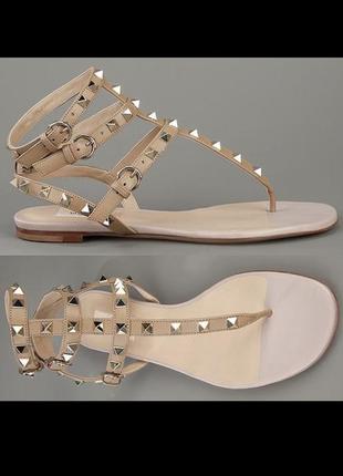 Valentino rockstud gladiator nude sandal thong flats patent leather оригинальные босоножки сандалии