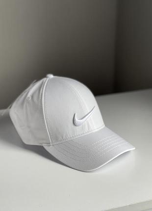 Белая кепка nike
