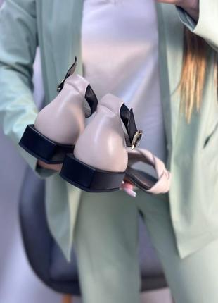 Бежеві шкіряні босоніжки на маленькому каблучку3 фото