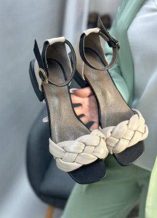 Бежеві шкіряні босоніжки на маленькому каблучку2 фото